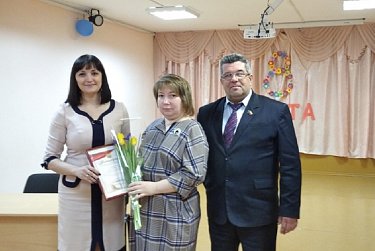 Оксана Набатчикова поздравила педагогов
